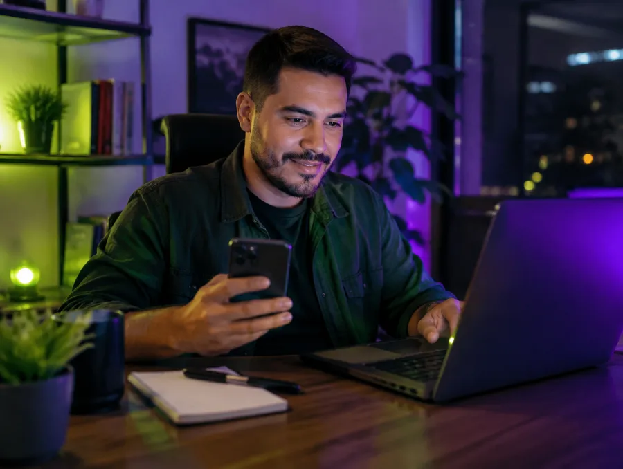 Distribuidor de cuentas de streaming gestionando su red desde el computador y el celular